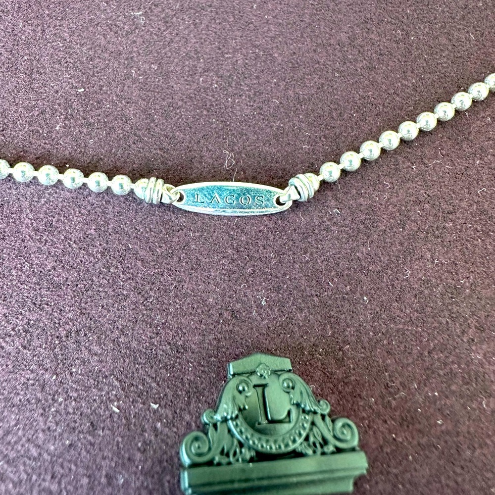 Lagos Embrace pendant necklace - Picture 6 of 9